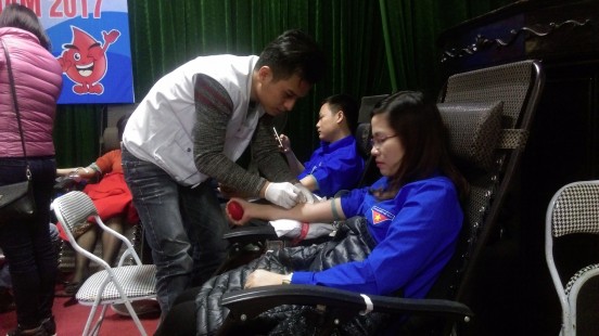 Chi đoàn Trường Chính trị tỉnh Thái Nguyên tham gia hiến máu tình nguyện năm 2017