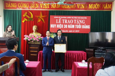 Đảng bộ Trường Chính trị tỉnh tổ chức Lễ trao tặng Huy hiệu 30 năm tuổi Đảng 