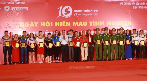 Trường Chính trị tỉnh tham dự Khai mạc Chương trình “Hành trình đỏ - Kết nối dòng máu Việt” với chủ đề “Thái Nguyên ngàn trái tim hồng” và tôn vinh người hiến máu tiêu biểu tỉnh Thái Nguyên năm 2022