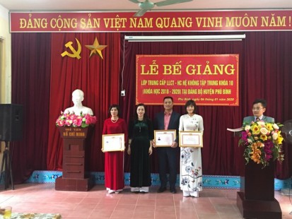 Bế giảng lớp Trung cấp lý luận chính trị - hành chính hệ không tập trung khóa 10 (niên khóa 2018-2020) tại Đảng bộ huyện Phú Bình