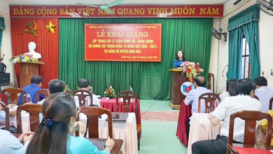 Khai giảng lớp Trung cấp lý luận chính trị - hành chính hệ không tập trung khóa 10 tại Đảng bộ huyện Định Hoá (khóa học 2020-2021)