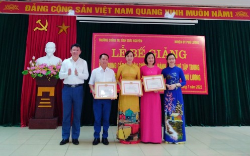 Bế giảng lớp Trung cấp lý luận chính trị - hành chính hệ tập trung khoá 1 tại Đảng bộ huyện Phú Lương (khóa học 2021-2022)