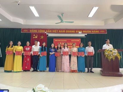 Bế giảng lớp Trung cấp lý luận chính trị hệ tập trung khóa 2  (niên khóa 2022-2023) tại Đảng bộ huyện Phú Lương