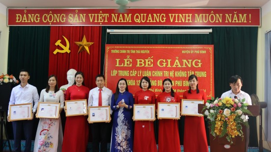 Bế giảng Lớp TCLLCT hệ không tập trung khoá 12 tại Đảng bộ huyện Phú Bình