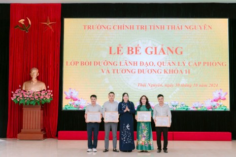 Bế giảng lớp Bồi dưỡng lãnh đạo, quản lý cấp phòng  và tương đương khóa 11