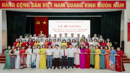 Bế giảng lớp Trung cấp lý luận chính trị hệ không tập trung khóa 70