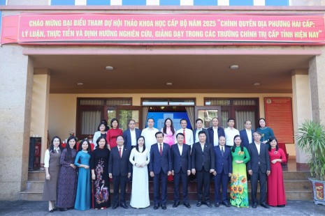 Các đại biểu chụp ảnh lưu niệmm