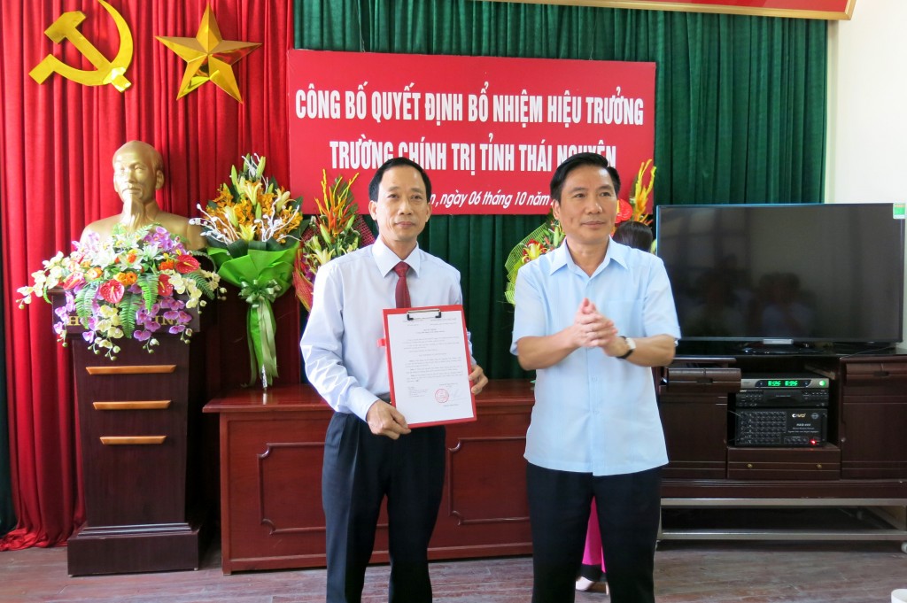 Đồng chí Vũ Hồng Bắc, Phó Bí thư Tỉnh ủy, Chủ tịch HĐND tỉnh trao Quyết định cho đồng chí Nguyễn Văn Nhâm.