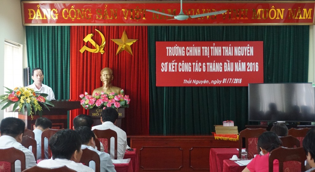Đồng chí Nguyễn Văn Nhâm, Tỉnh ủy viên, Hiệu trưởng Nhà trường phát biểu chỉ đạo Hội nghị.