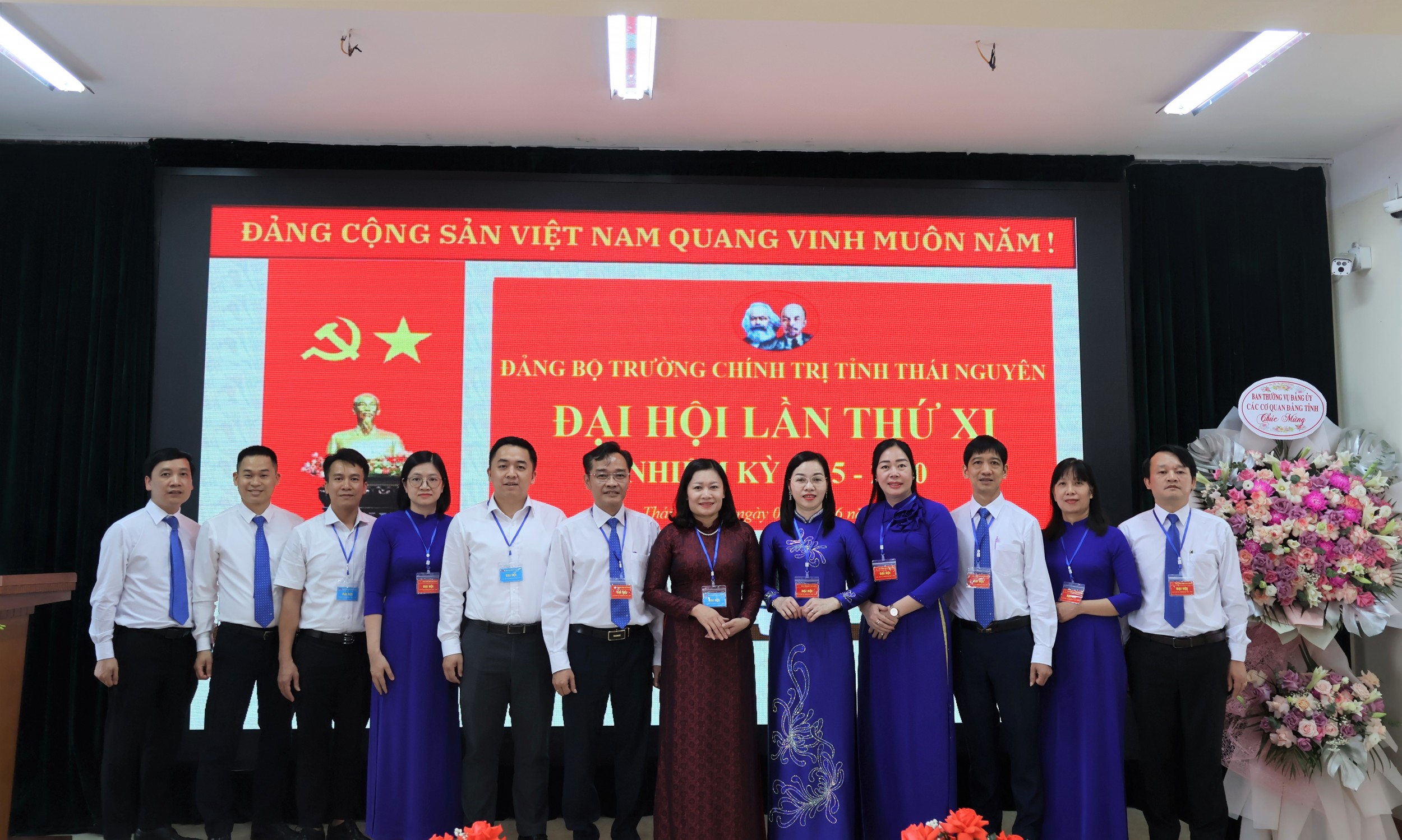 Đại biểu chụp ảnh lưu niệm cùng Ban Chấp hành Đảng bộ Trường Chính trị tỉnh Thái Nguyên nhiệm kỳ X, giai đoạn 2020 2025
