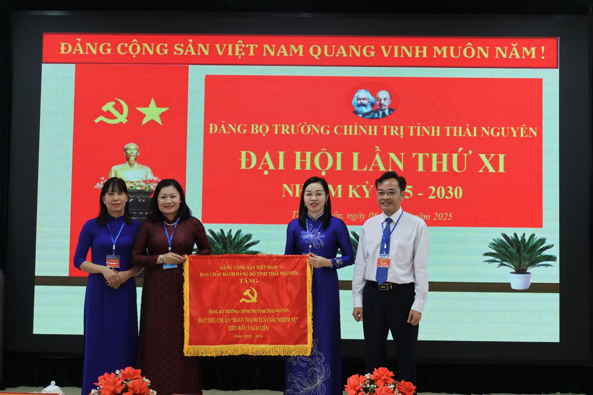 Đại diện lãnh đạo tỉnh trao tặng Cờ thi đua cho Đảng bộ Trường Chính trị tỉnh Thái Nguyên đạt tiêu chuẩn Hoàn thành xuất sắc nhiệm vụ tiêu biểu 5 năm liền