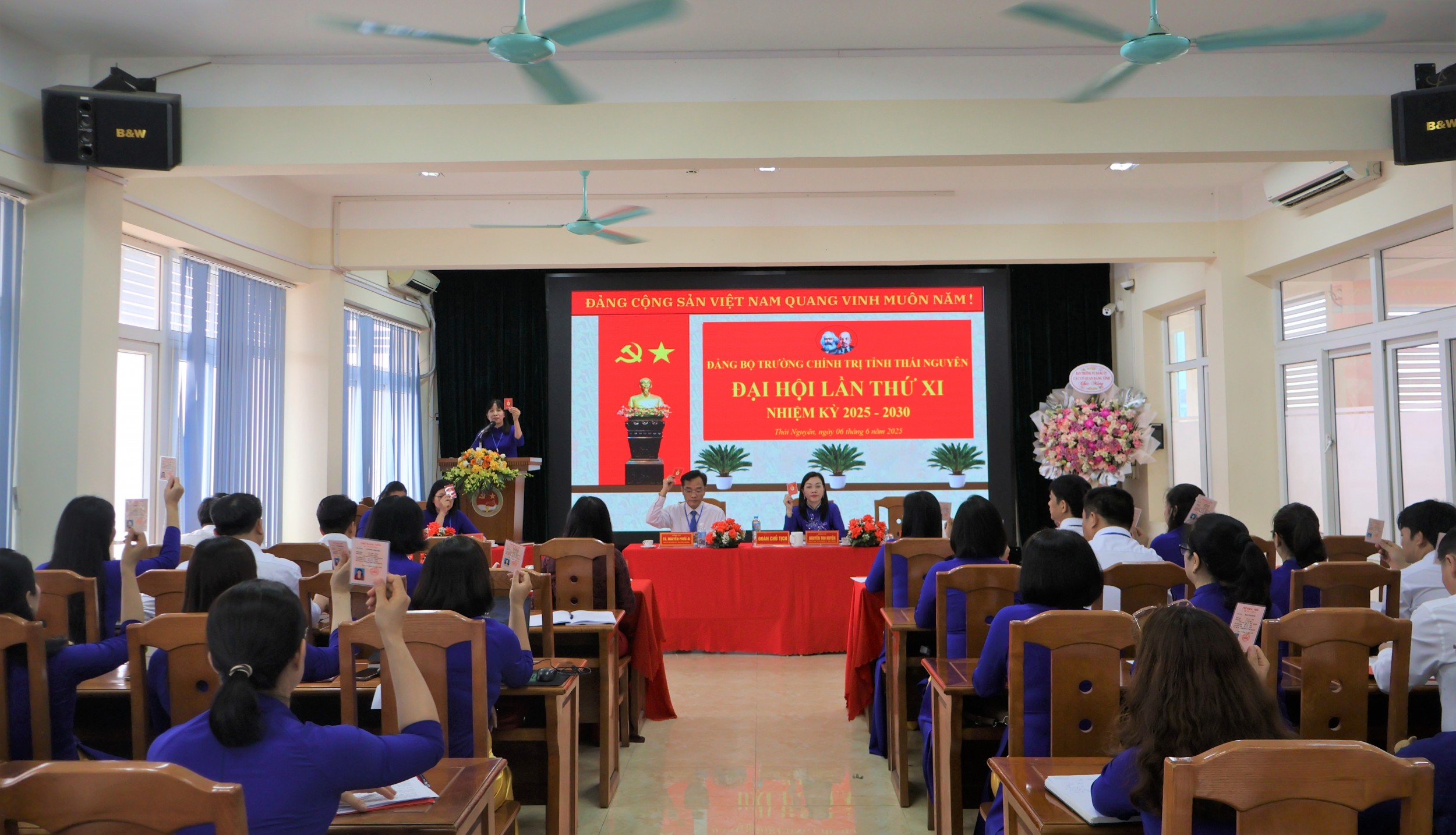 Đại hội biểu quyết thông qua chương trình, nội quy, quy chế làm việc của ĐH