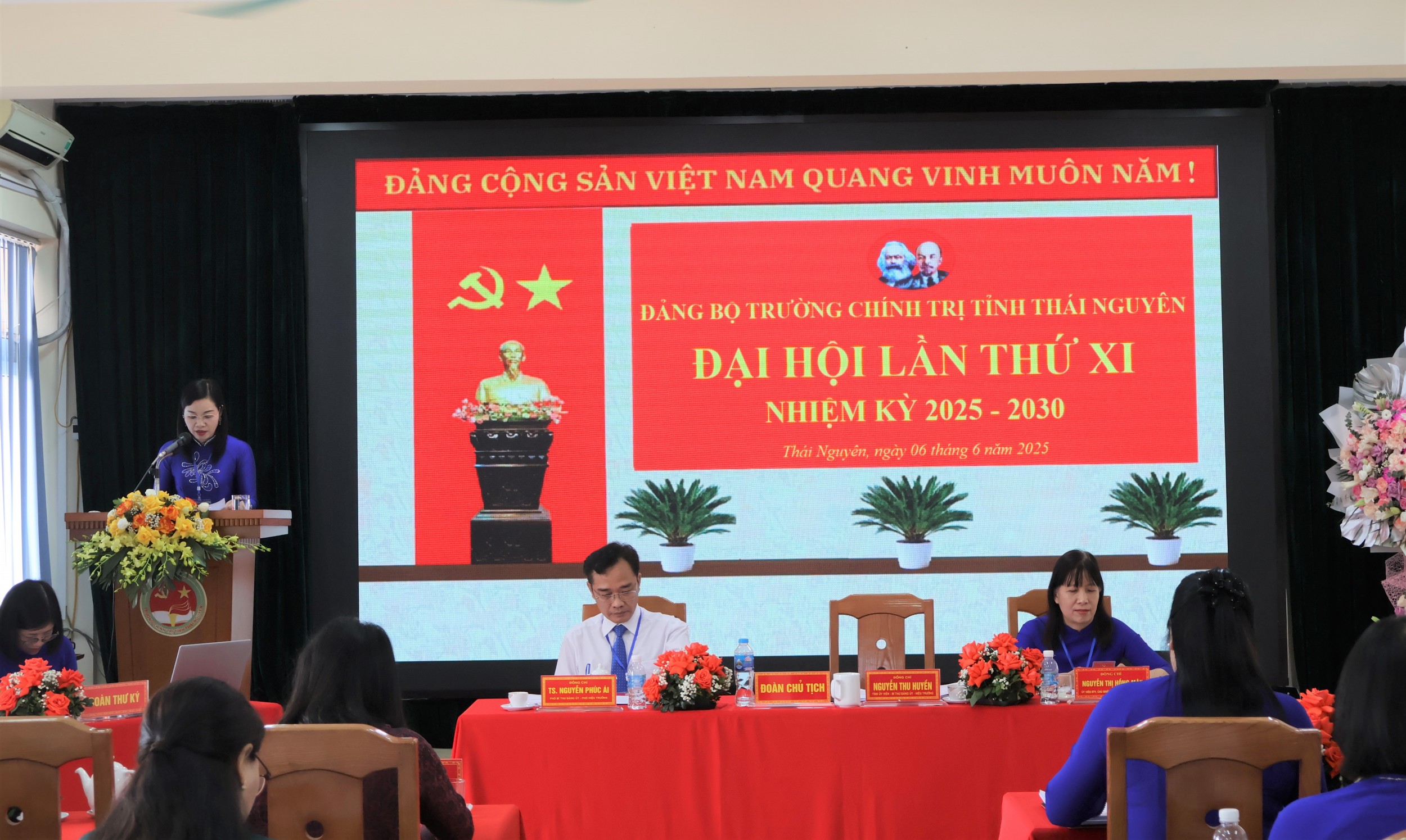 Đồng chí Nguyễn Thu Huyền, Ủy viên BCH Đảng bộ tỉnh, Bí thư Đảng ủy, Hiệu trưởng trình bài Dự thảo Báo cáo kiểm điểm của BCH Đảng bộ khóa X, nhiệm kỳ 2020 2025