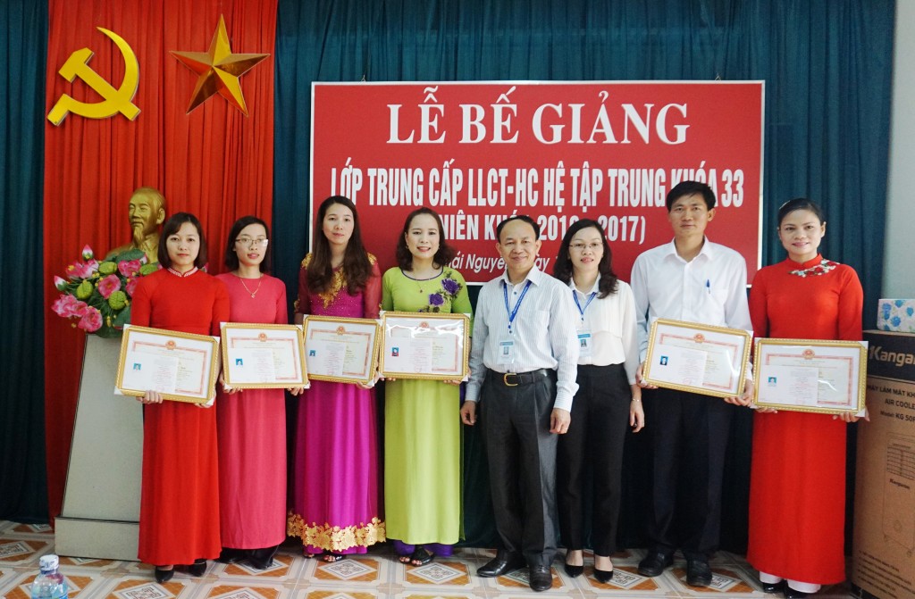 Đồng chí Phạm Minh Chuyên và đồng chí Nguyễn Thu Huyền trao Bằng tốt nghiệp, giấy khen và phần thưởng của Nhà trường cho các học viên có thành tích xuất sắc trong học tập và rèn luyện