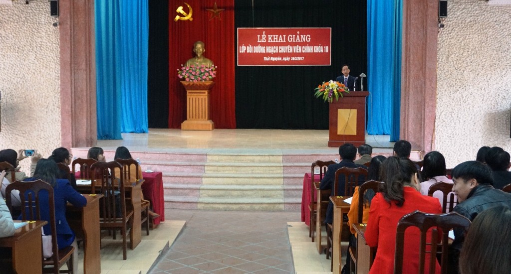 Đồng chí Nguyễn Văn Nhâm, Tỉnh ủy viên, Hiệu trưởng Nhà trường phát biểu khai giảng lớp học