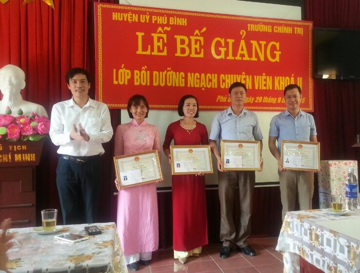 Bế giảng lớp Bồi dưỡng kiến thức Quản lý Nhà nước ngạch chuyên viên khóa 2 huyện Phú Bình