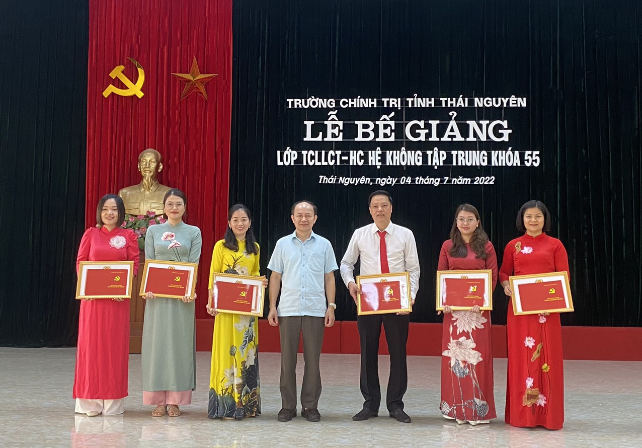 Đồng chí Phạm Minh Chuyên – Phó Hiệu trưởng Trường Chính trị tỉnh trao bằng tốt nghiệp và giấy khen cho các học viên đạt thành tích cao trong học tập và rèn luyện