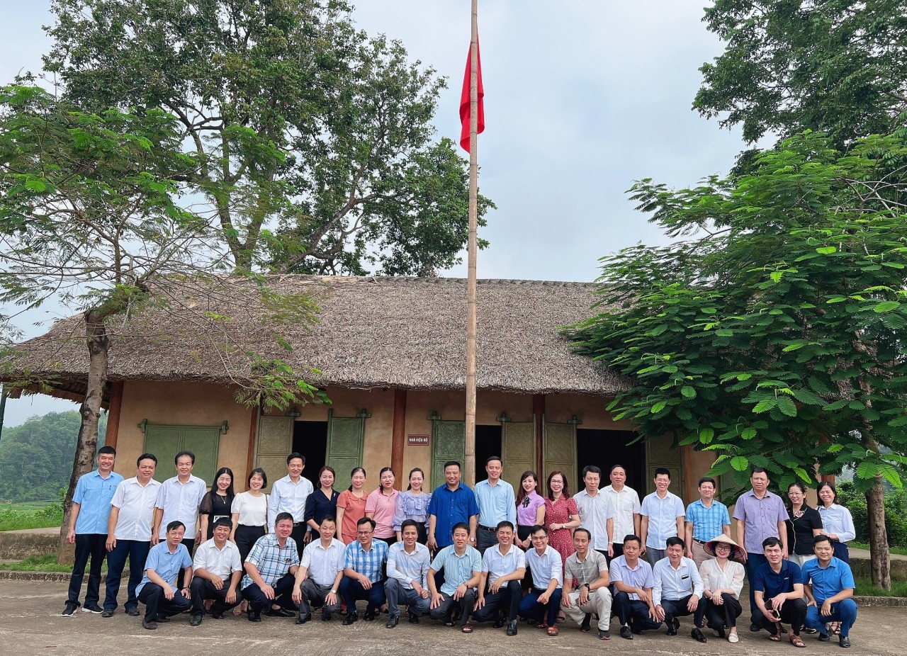 Đoàn NCTT lớp Bồi dưỡng chụp ảnh lưu niệm tại Khu di tích Trường Đảng Nguyễn Ái Quốc tại xã Bình Thành, huyện Định Hóa, tỉnh Thái Nguyên