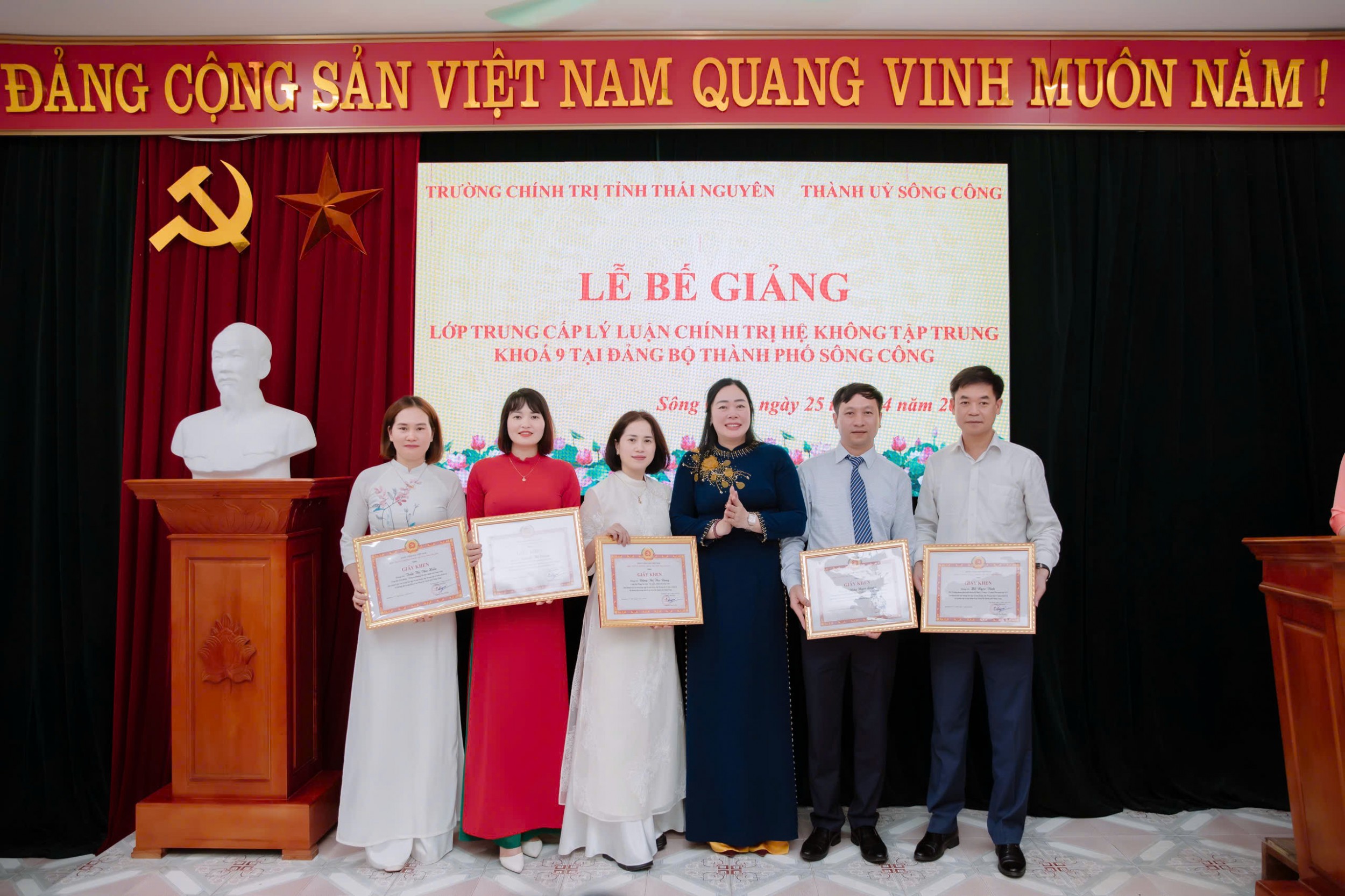 Trao bằng