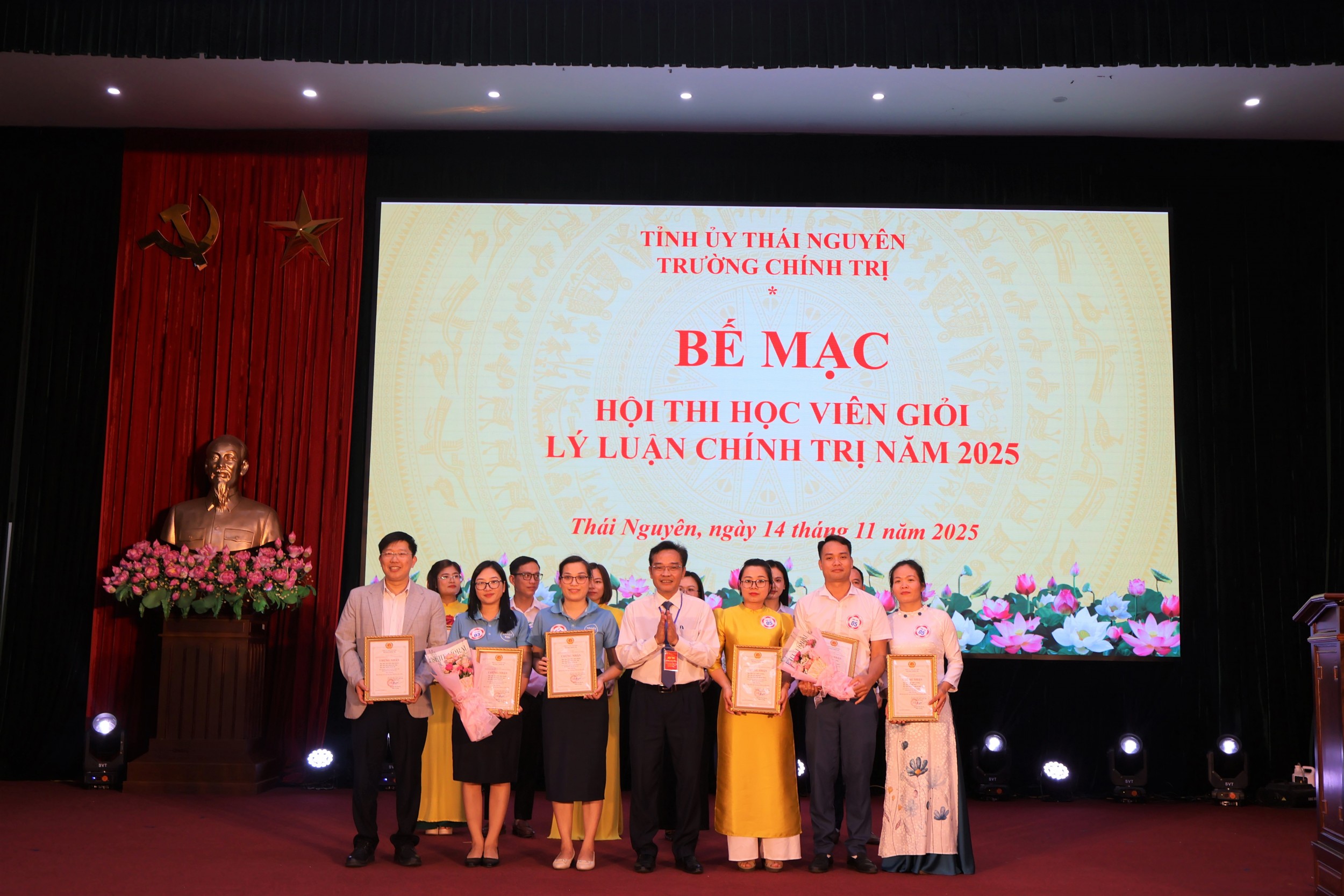 Đc Nguyễn Phúc Ái trao giải Ba