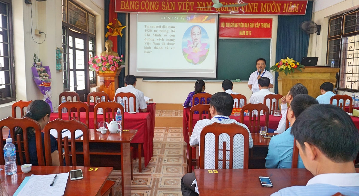 Giảng viên Nguyễn Thành Chung sử dụng phương pháp đàm thoại tại Hội thi giảng viên dạy giỏi năm 2017