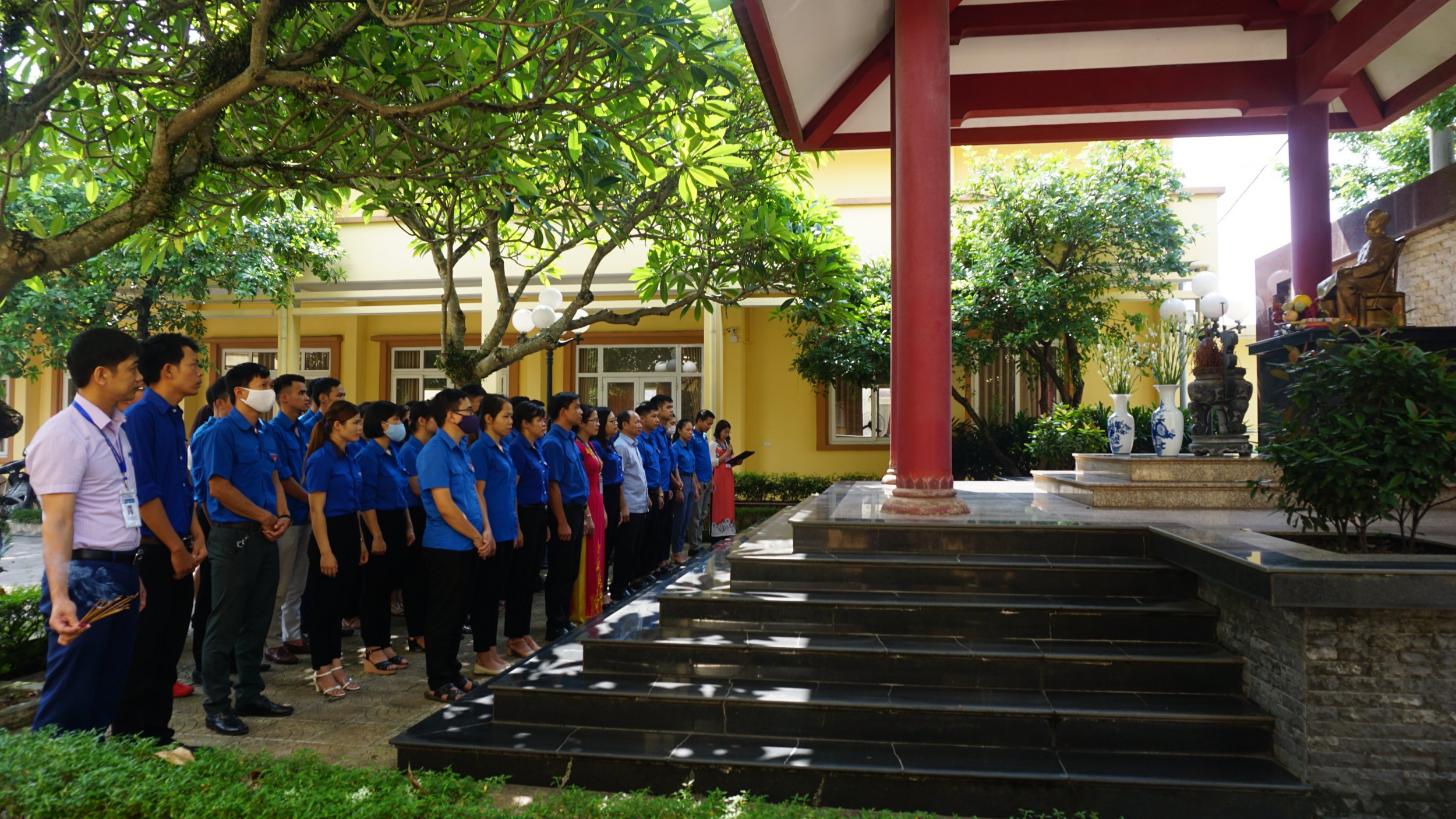 Học viên Lớp Bồi dưỡng cán bộ Đoàn cơ sở dâng hương tại Nhà tưởng niệm Chủ tịch Hồ Chí Minh tại khuôn viên Nhà trường