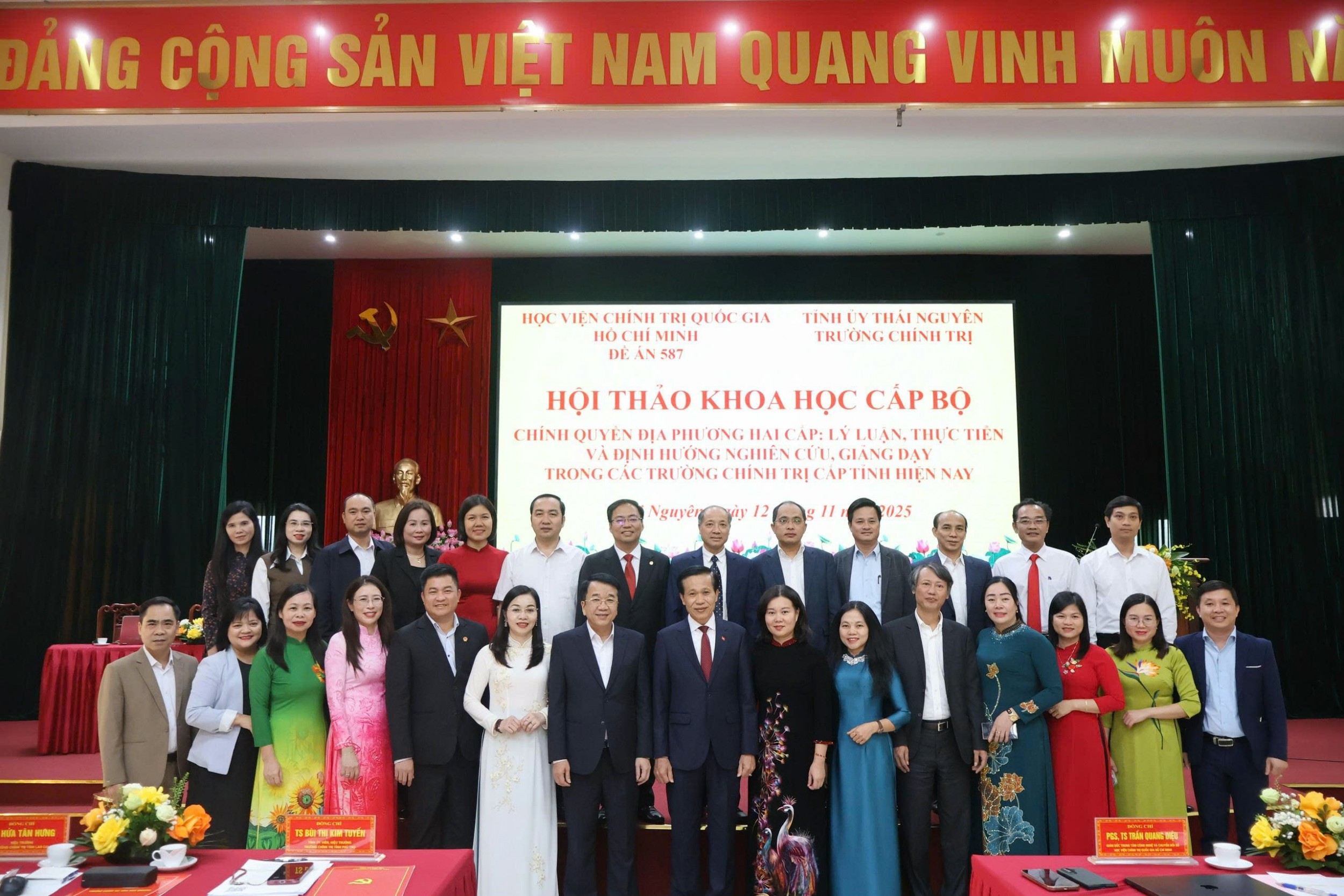 Các đại biểu chụp ảnh lưu niệm