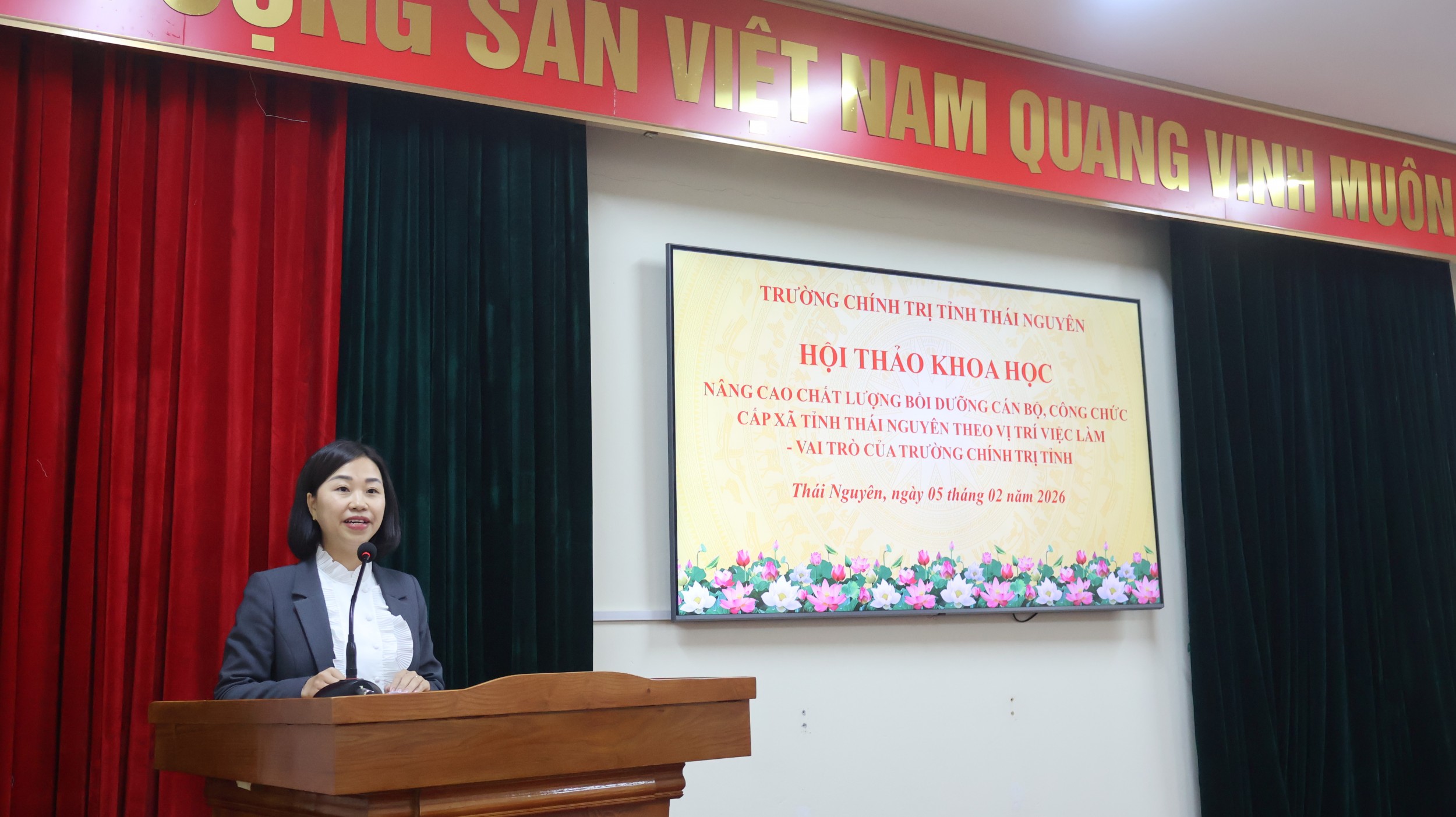 Đồng chí Lâm Ngọc Châm, Phó Giám đốc Trung tâm Phục vụ hành chính công xã Đại Phúc, tỉnh Thái Nguyên trình bày tham luận